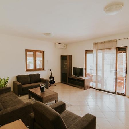 Villa Daisy Tar-Vabriga Kültér fotó