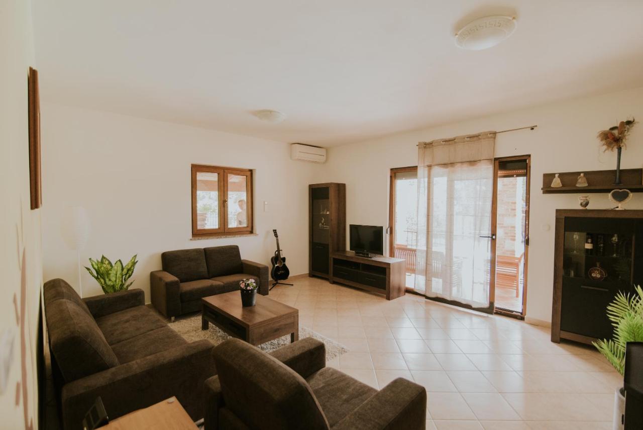 Villa Daisy Tar-Vabriga Kültér fotó