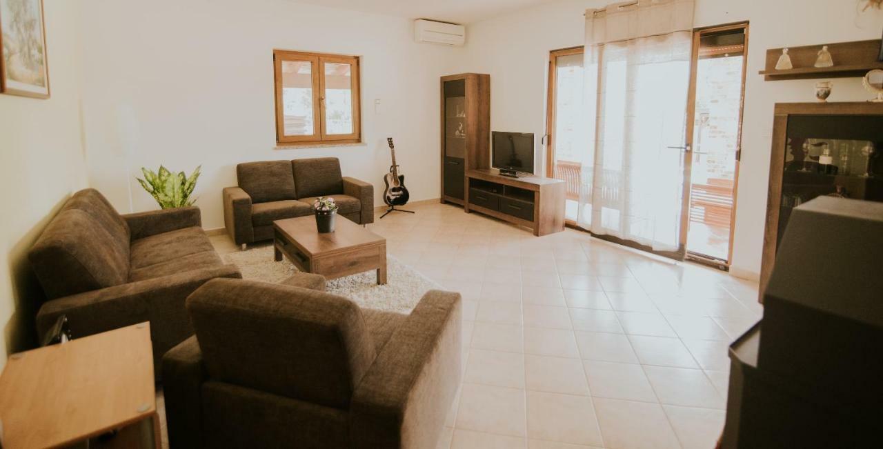 Villa Daisy Tar-Vabriga Kültér fotó